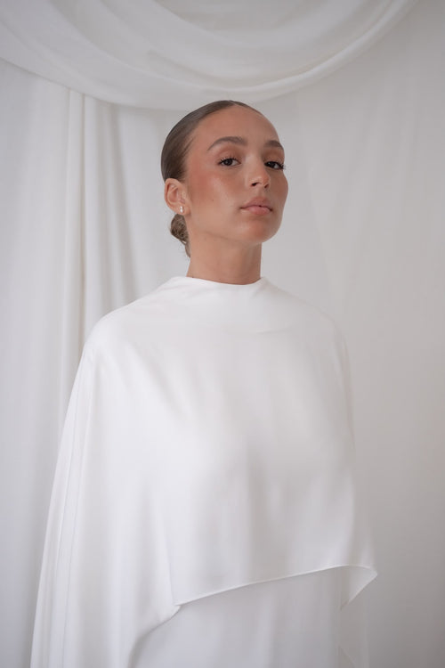 Détail de la cape dissociable en crêpe de soie de la robe Comtesse