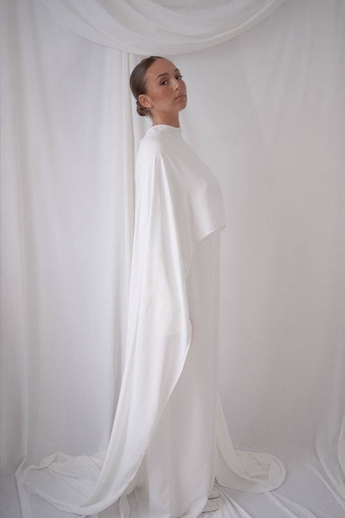 Robe de mariée modeste Comtesse en crêpe de soie avec cape dissociable — Maison Cheraz